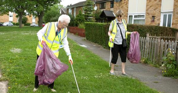 Witham Spring Clean 031 Mary Becket Sheila Butcher Steve Brading